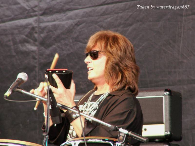 Joe Lynn Turner live in Cheyenne, Wyoming, 24 June, 2006. Photo copyright waterdragon687; not to be reproduced without permission.