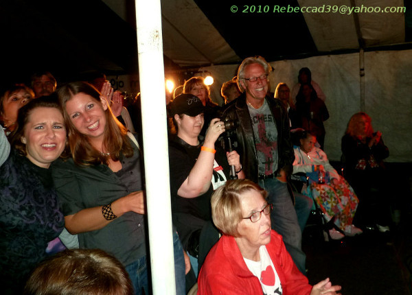 waterdragon687 and several other unnamed fans in the front row at Glyndon, Spetember 2010