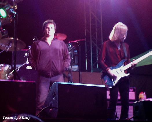 Jimi Jamison and Frankie Sullivan live in Phoenix, Arizona, 18 November, 2005. Photo copyright SKelly; not to be reproduced without permission.