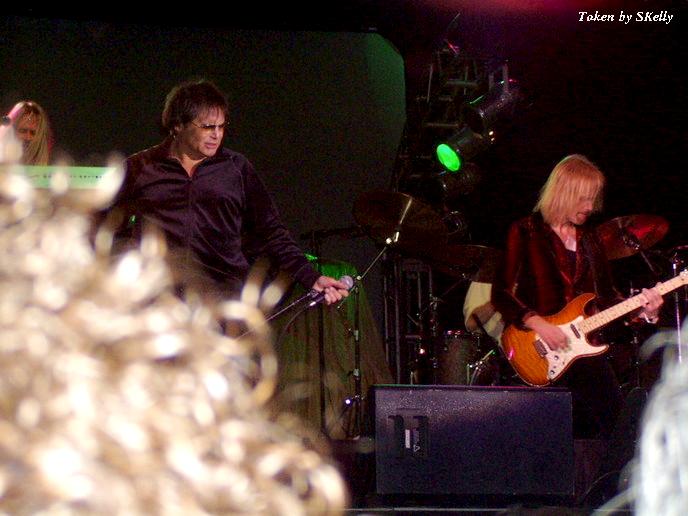 Chris Grove, Jimi Jamison, and Frankie Sullivan live in Phoenix, Arizona, 18 November, 2005. Photo copyright SKelly; not to be reproduced without permission.