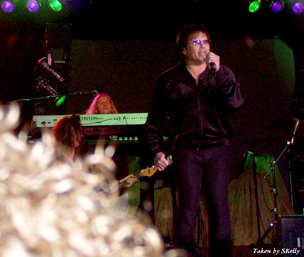 Barry Dunaway, Chris Grove, and Jimi Jamison live in Phoenix, Arizona, 18 November, 2005. Photo copyright SKelly; not to be reproduced without permission.