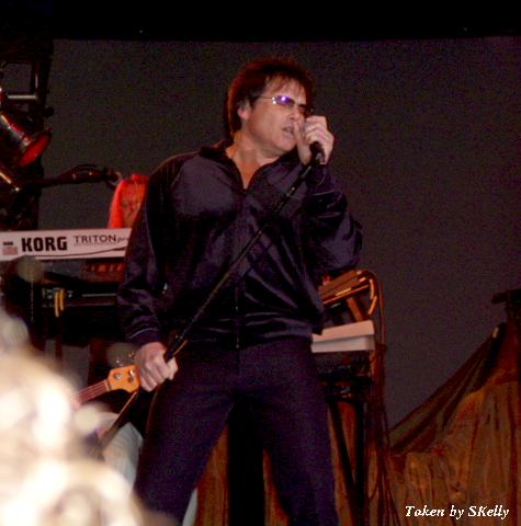Jimi Jamison live in Phoenix, Arizona, 18 November, 2005. Photo copyright SKelly; not to be reproduced without permission.